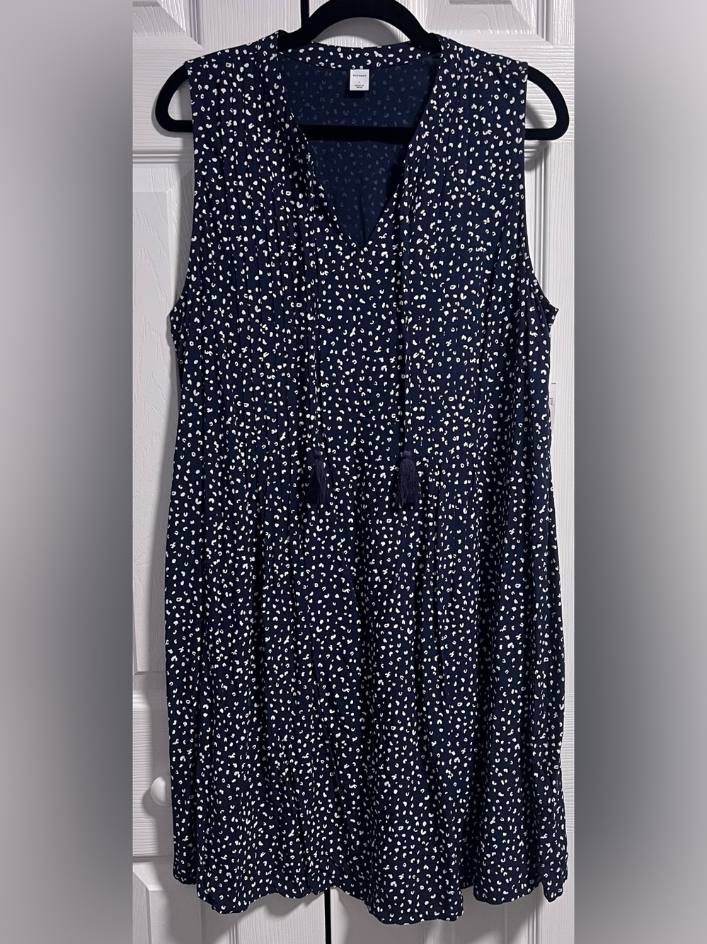 Old Navy Sleeveless Tie-Neck Shift Dress With Microprint Pattern